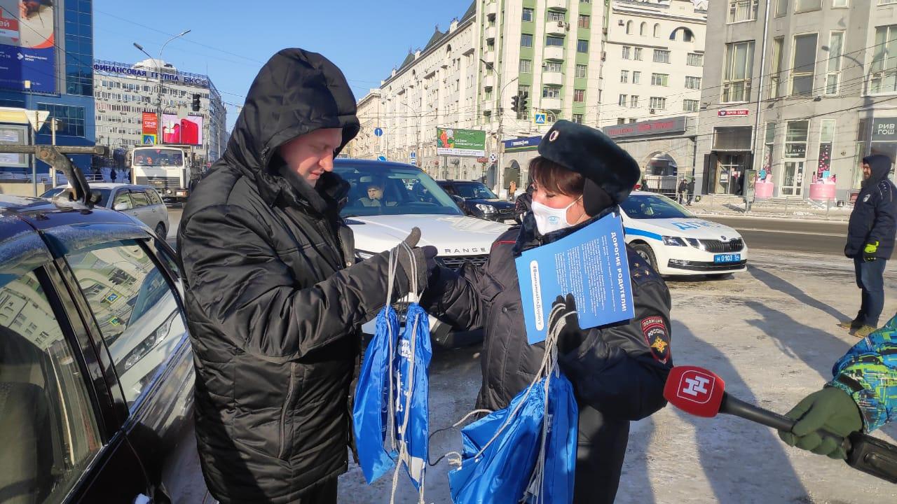 Фото Дамы в погонах смутили мужчин-водителей, устроив шоу на площади Ленина в Новосибирске 3